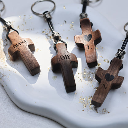 Llavero Cruz de Madera Grabada| Personalízalo con Nombre o Inicial | Regalo Hecho a Mano