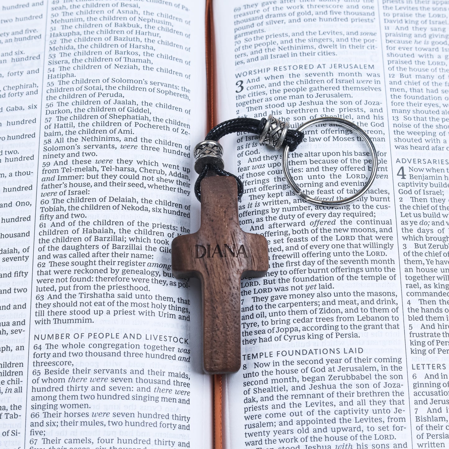 Llavero Cruz de Madera Grabada| Personalízalo con Nombre o Inicial | Regalo Hecho a Mano