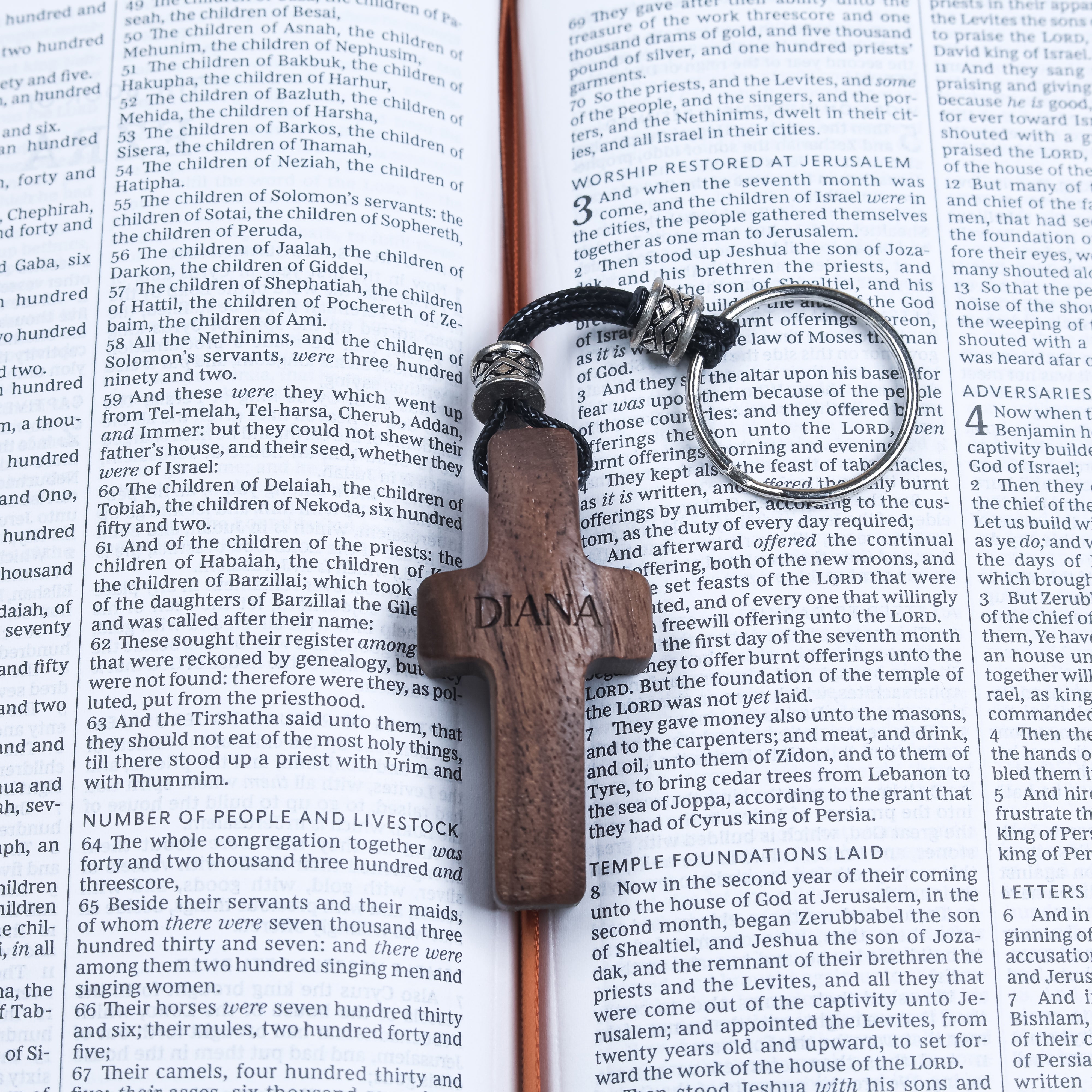 Llavero Cruz de Madera Grabada| Personalízalo con Nombre e Inicial | Regalo Hecho a Mano