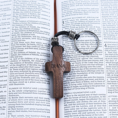 Llavero Cruz de Madera Grabada| Personalízalo con Nombre o Inicial | Regalo Hecho a Mano