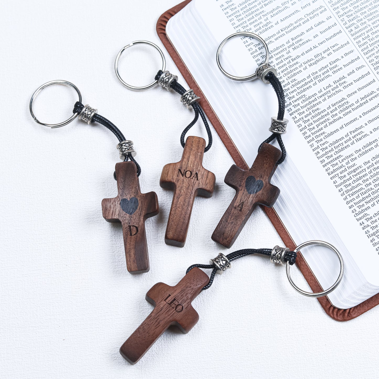 Llavero Cruz de Madera Grabada| Personalízalo con Nombre o Inicial | Regalo Hecho a Mano