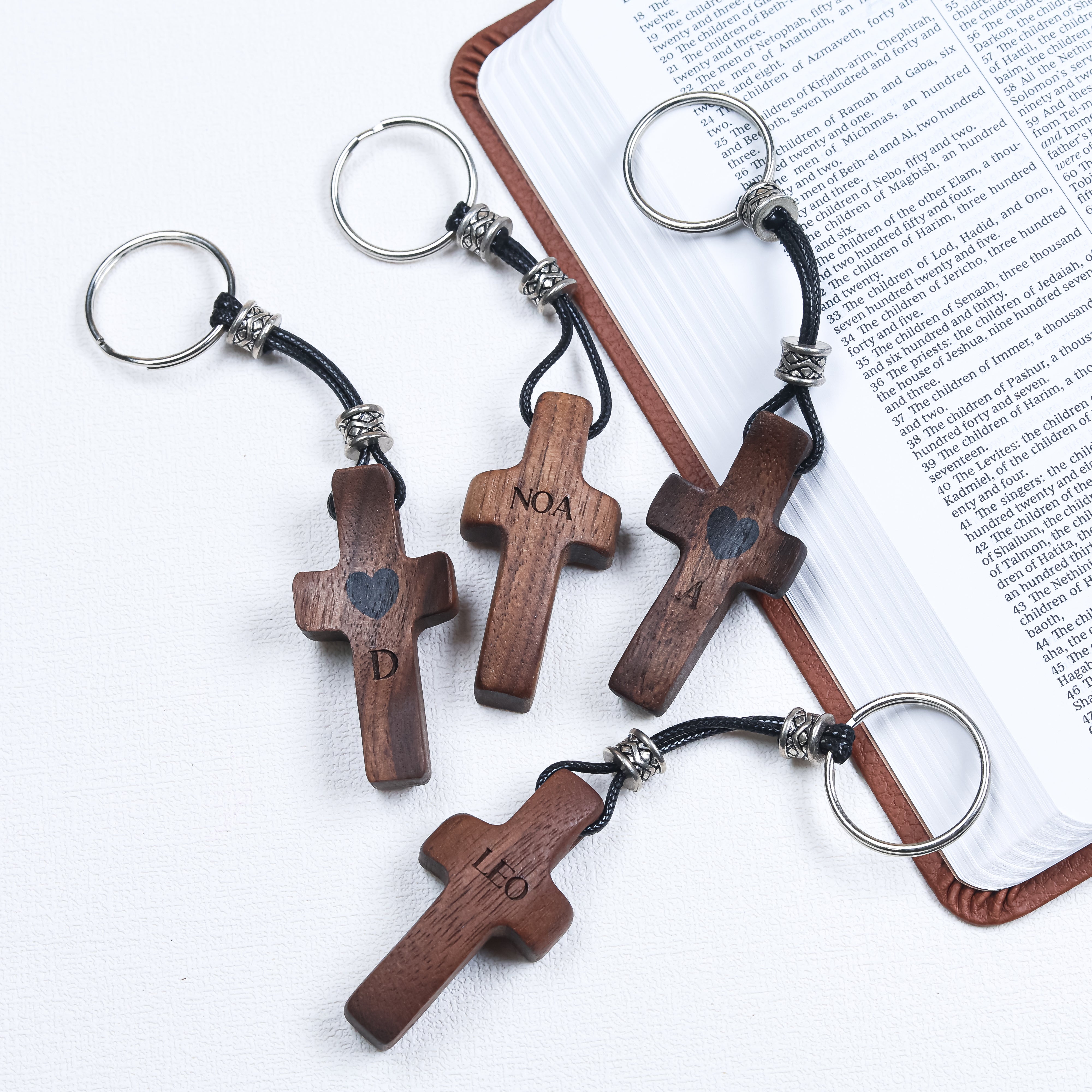 Llavero Cruz de Madera Grabada| Personalízalo con Nombre e Inicial | Regalo Hecho a Mano