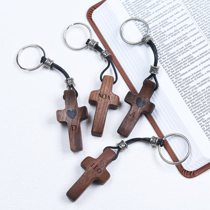 Llavero Cruz de Madera Grabada| Personalízalo con Nombre o Inicial | Regalo Hecho a Mano