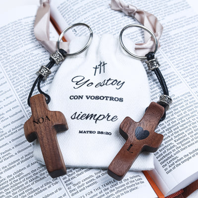 Llavero Cruz de Madera Grabada| Personalízalo con Nombre e Inicial | Regalo Hecho a Mano
