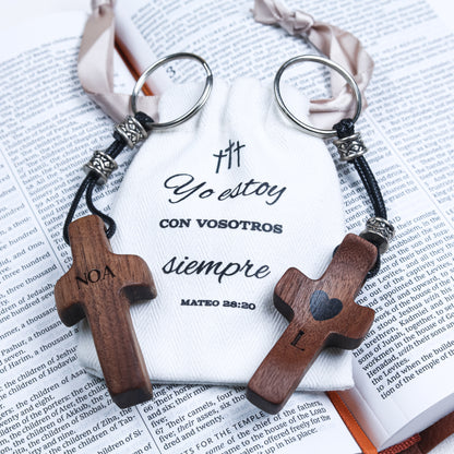 Llavero Cruz de Madera Grabada| Personalízalo con Nombre o Inicial | Regalo Hecho a Mano