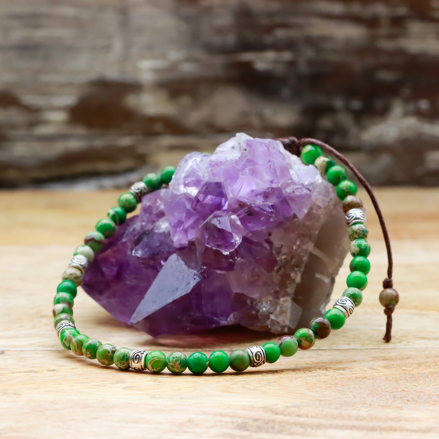 PULSERA DE JASPE VERDE CON CHARMS DE PLATA TIBETANA (ESTILO BOHO) - Pulsera de piedra natural curativa