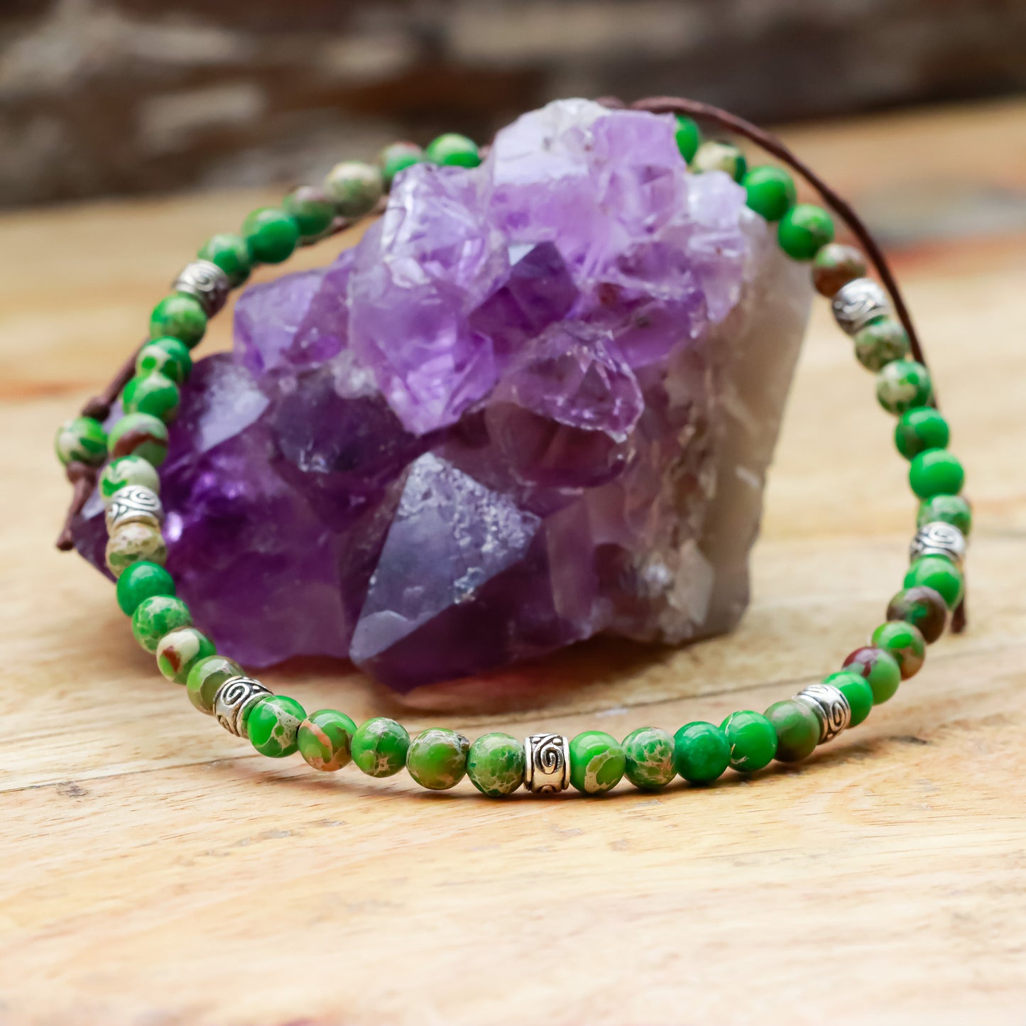 PULSERA DE JASPE VERDE CON CHARMS DE PLATA TIBETANA (ESTILO BOHO) - Pulsera de piedra natural curativa