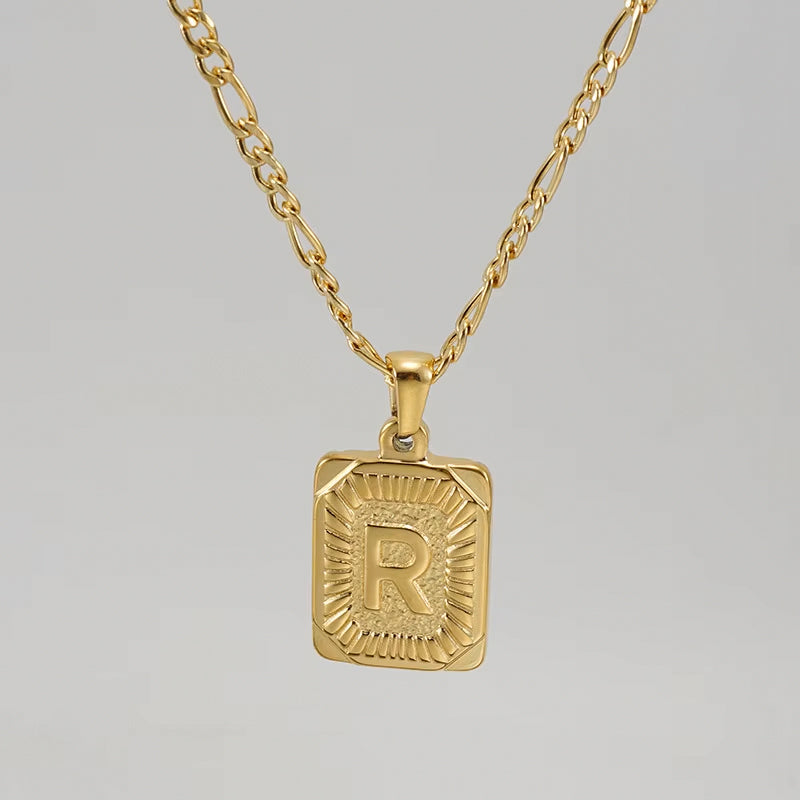 Colgante Rectangular con Inicial Personalizado | Acero Inoxidable con Baño de Oro 18K