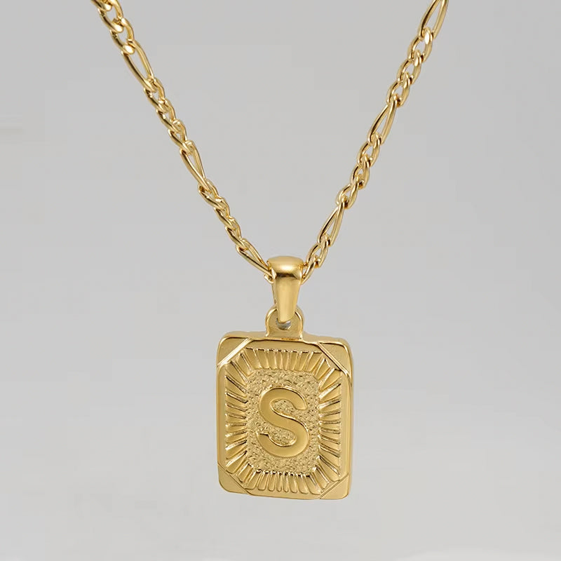 Colgante Rectangular con Inicial Personalizado | Acero Inoxidable con Baño de Oro 18K