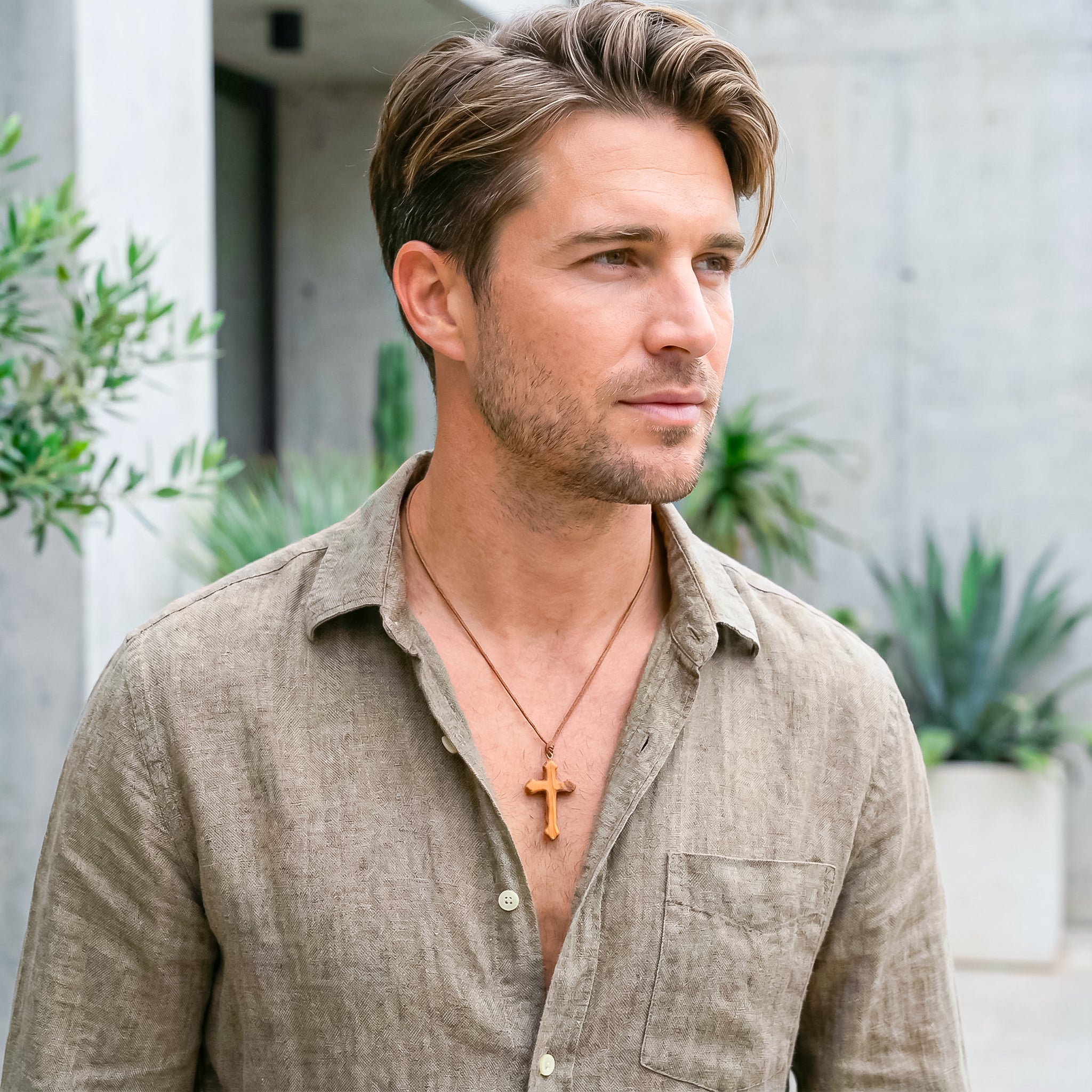 Colgante cruz de olivo hecha a mano | Protección y Artesanía