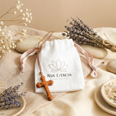 Colgante cruz de olivo hecha a mano | Protección y Artesanía