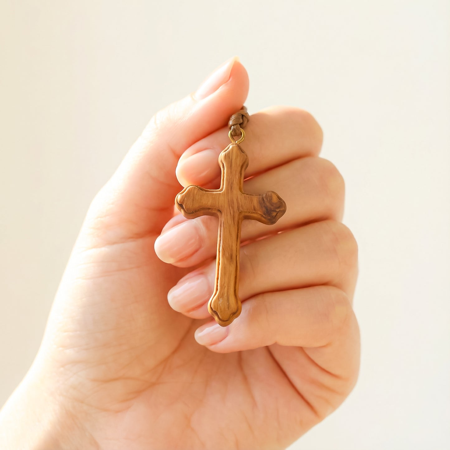 Colgante cruz de olivo hecha a mano | Protección y Artesanía