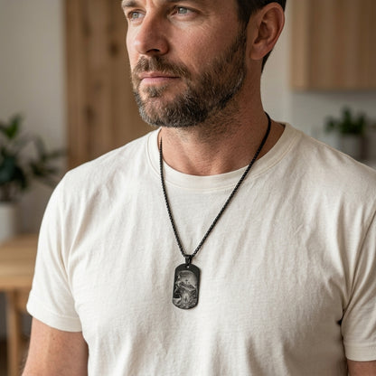 Colgante para Hombre Grabado Láser con Diseño Espiritual | Regalo con Significado