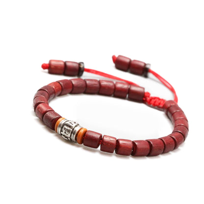 CUENTAS DE MADERA (ROJA) Y CHARM PLATA TIBETANA - Pulsera tibetana artesanal con texto: "Om mani padme hum"